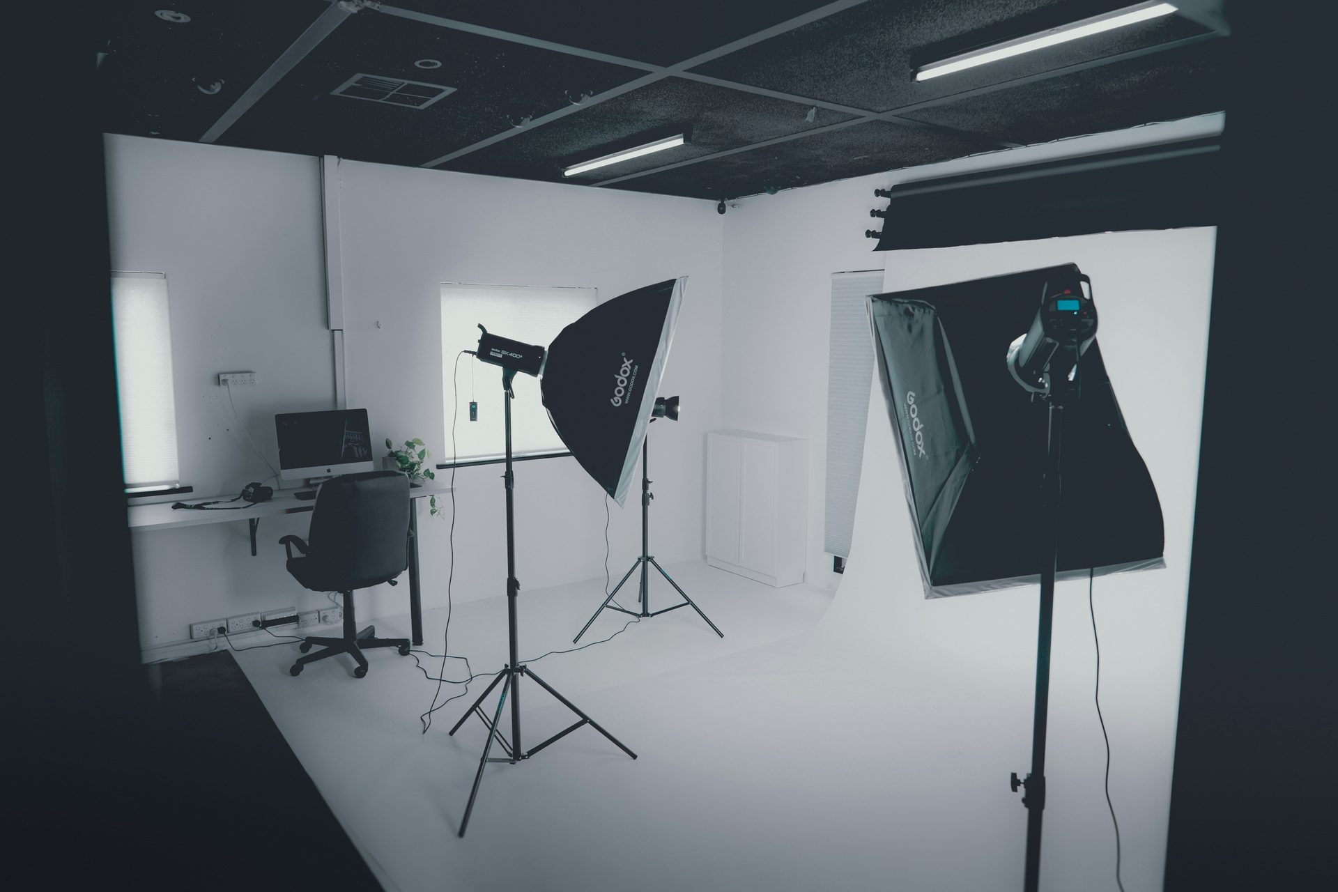 Professional studio lighting equipment and modifiers